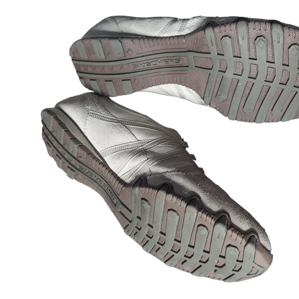 11 Skechers white‎ shoe